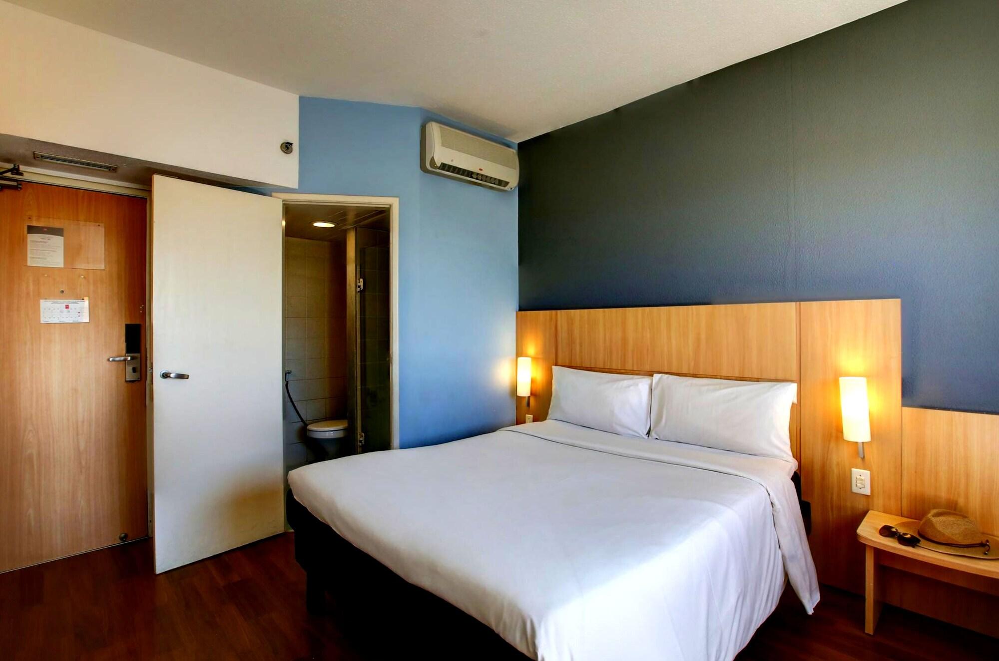 Ibis Vitoria Praia Do Canto Exterior photo