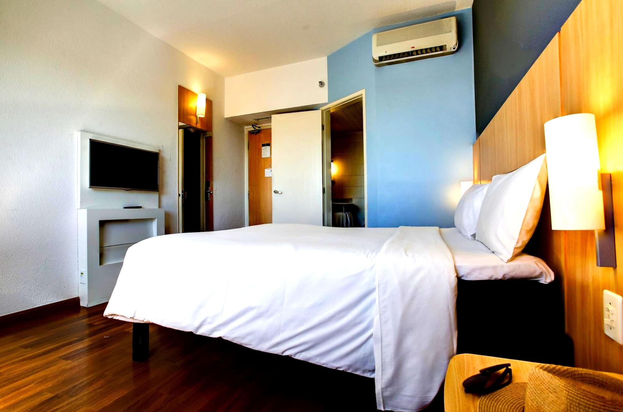 Ibis Vitoria Praia Do Canto Exterior photo