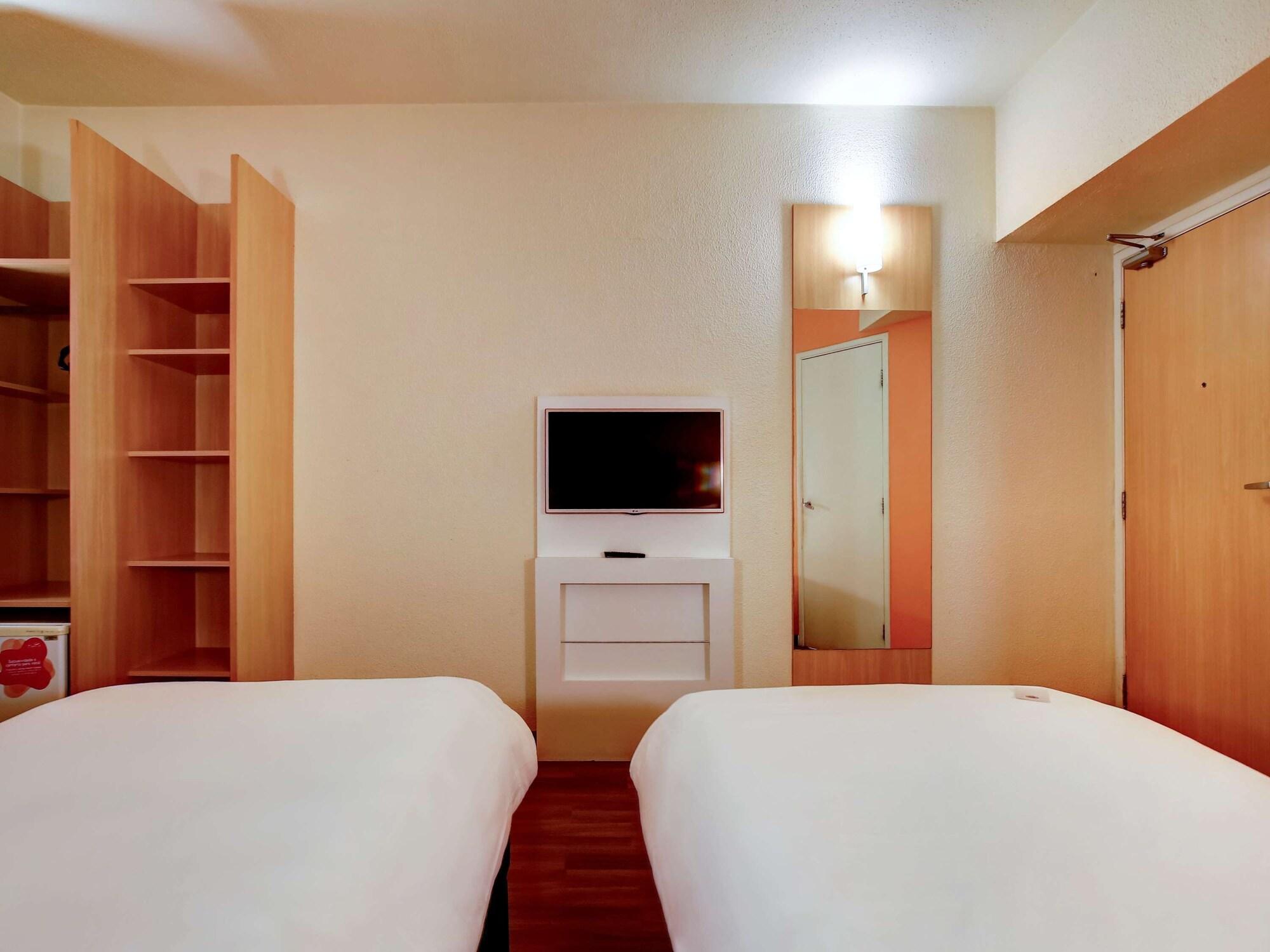 Ibis Vitoria Praia Do Canto Exterior photo