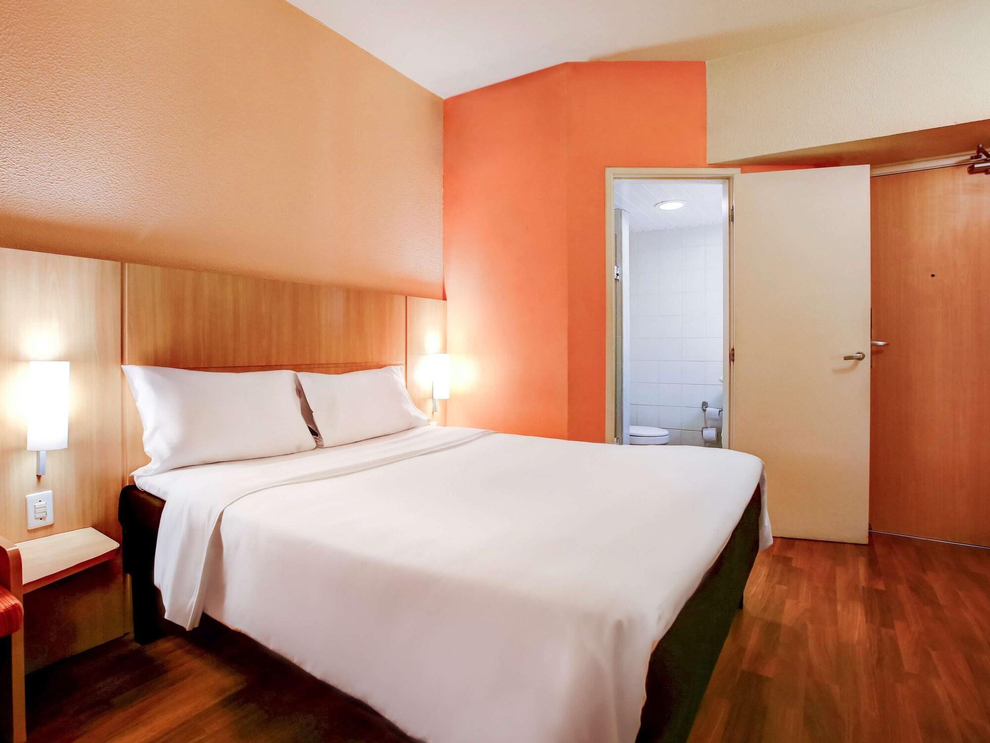 Ibis Vitoria Praia Do Canto Exterior photo