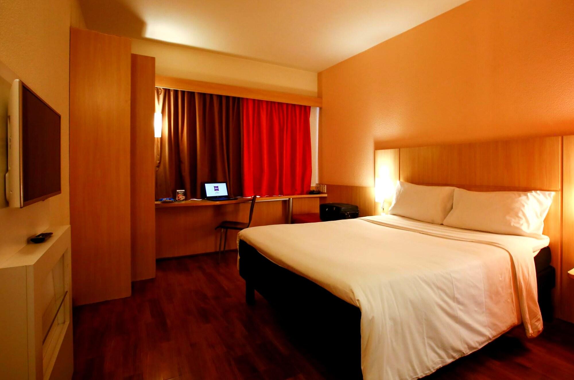 Ibis Vitoria Praia Do Canto Exterior photo