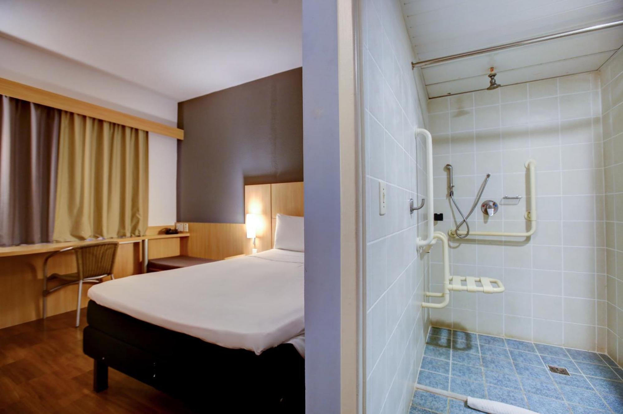 Ibis Vitoria Praia Do Canto Exterior photo
